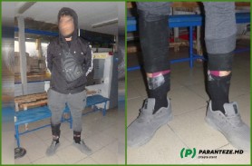 FOTO // Un moldovean a fost prins cu două pașapoarte false ascunse pe gambe